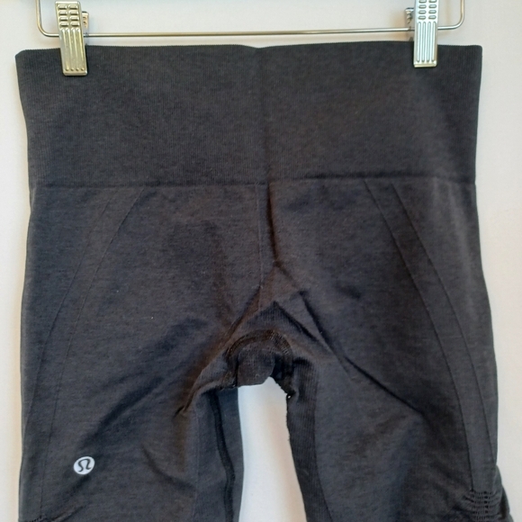 Lululemon Capri Leggings In The Flow Black Coal Cinched Leg Detail Womens size 6 - Picture 2 of 11